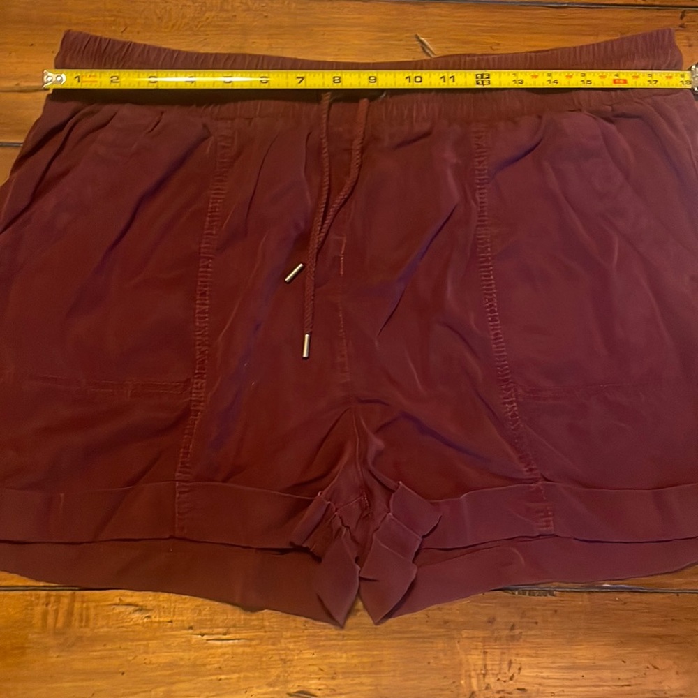 Women’s Linen Tie Waist Mid-Rise pull on shorts. Super soft material. Like new!